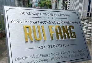 Khi làm bảng tên cho văn phòng hoặc trụ sở doanh nghiệp, biển công ty 20x30cm là một trong những kích thước nhỏ gọn được nhiều khách hàng quan tâm