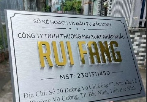 Khi làm bảng tên cho văn phòng hoặc trụ sở doanh nghiệp, biển công ty 20x30cm là một trong những kích thước nhỏ gọn được nhiều khách hàng quan tâm