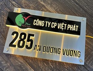 Bảng tên công ty inox được nhiều doanh nghiệp lựa chọn nhờ bề mặt kim loại đẹp, kiểu dáng trang trọng và phù hợp với nhiều không gian như văn phòng, trụ sở, sảnh lễ tân hoặc khu vực trước cửa công ty