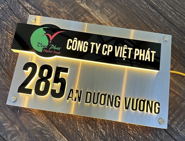 Bảng tên công ty inox được nhiều doanh nghiệp lựa chọn nhờ bề mặt kim loại đẹp, kiểu dáng trang trọng và phù hợp với nhiều không gian như văn phòng, trụ sở, sảnh lễ tân hoặc khu vực trước cửa công ty