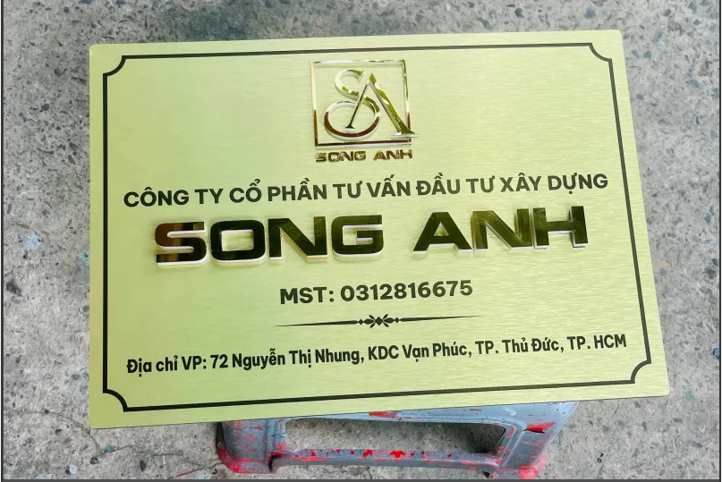 Khi thành lập công ty hoặc chuyển sang địa điểm làm việc mới, bảng tên công ty là một trong những hạng mục doanh nghiệp thường cần chuẩn bị để đặt tại trụ sở