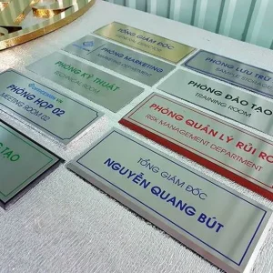 Biển phòng ban, bảng tên phòng công ty là loại bảng được lắp tại cửa hoặc phía trước các phòng làm việc nhằm thể hiện tên và chức năng của từng khu vực.