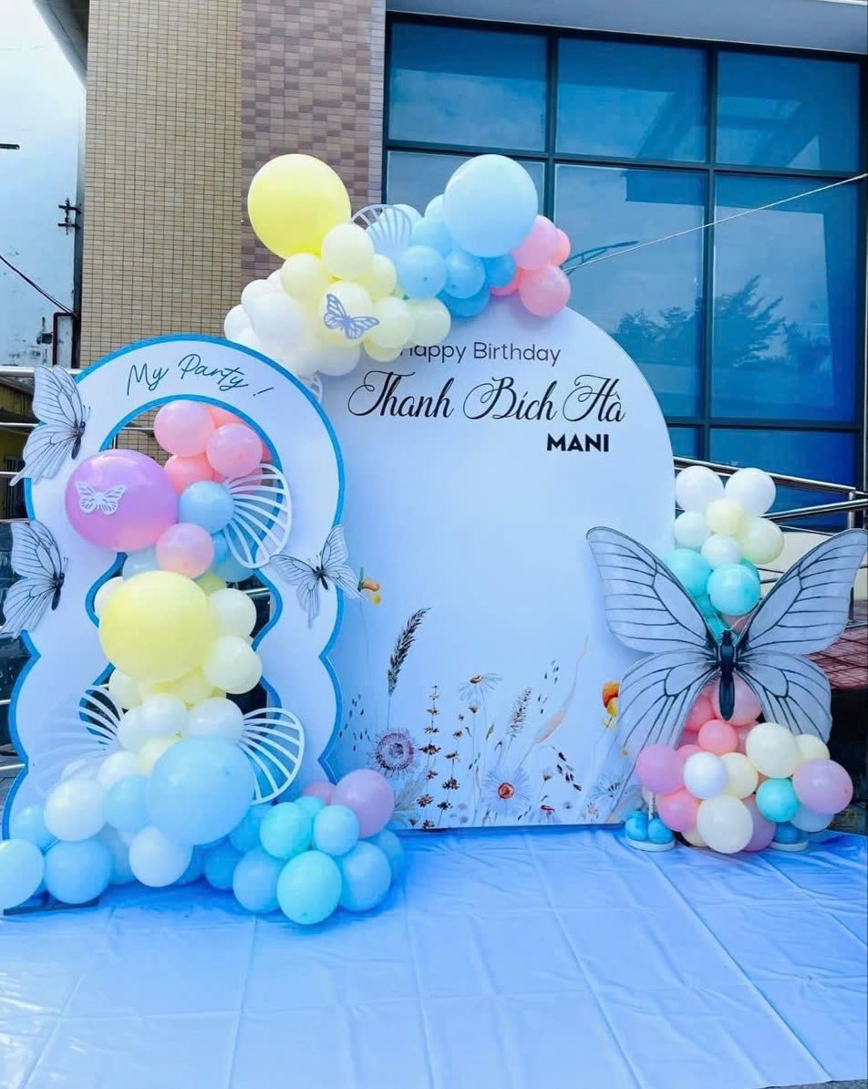 Mẫu backdrop sinh nhật tone xanh pastel kết hợp bóng bay và họa tiết cánh bướm