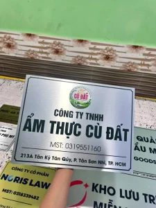 Bảng tên công ty alu là một trong những lựa chọn phổ biến khi doanh nghiệp cần làm bảng tên đặt tại trụ sở, văn phòng hoặc khu vực cửa ra vào