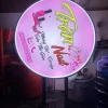 Bảng hiệu hộp đèn tròn giúp logo và tên cửa hàng dễ nhận diện, phù hợp với quán cafe, tiệm trà sữa, spa, nail, salon và cửa hàng bán lẻ.