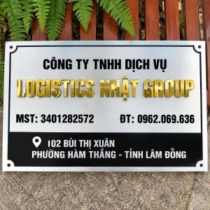 Bảng hiệu công ty chữ nổi – Điểm nhấn chuyên nghiệp cho doanh nghiệp Bảng hiệu công ty không đơn thuần là một tấm biển dùng để hiển thị tên doanh nghiệp. Đây còn là một phần quan trọng trong hệ thống nhận diện thương hiệu, giúp khách hàng, đối tác dễ dàng nhận biết doanh nghiệp và tạo ấn tượng ngay từ lần đầu tiên. Trong số nhiều kiểu bảng hiệu hiện nay, bảng hiệu công ty chữ nổi được nhiều doanh nghiệp lựa chọn nhờ thiết kế hiện đại, sang trọng và có khả năng tạo chiều sâu cho mặt tiền. Thay vì in trực tiếp tên công ty lên một bề mặt phẳng, chữ nổi được gia công riêng và gắn trên nền bảng hiệu. Cách thiết kế này tạo hiệu ứng 3D, giúp tên doanh nghiệp nổi bật hơn và mang đến cảm giác chuyên nghiệp. Bảng hiệu chữ nổi có thể được ứng dụng cho nhiều loại công trình như văn phòng công ty, trụ sở doanh nghiệp, showroom, cửa hàng, nhà máy, tòa nhà, phòng giao dịch, công ty bất động sản, công ty xây dựng, công ty công nghệ và nhiều lĩnh vực kinh doanh khác. [CHÈN ẢNH 1 – Ảnh tổng thể bảng hiệu công ty chữ nổi đẹp] Tên file ảnh: bang-hieu-cong-ty-chu-noi-dep.jpg Alt ảnh: Bảng hiệu công ty chữ nổi đẹp và chuyên nghiệp tại TPHCM Bảng hiệu công ty chữ nổi là gì? Bảng hiệu công ty chữ nổi là loại bảng hiệu sử dụng các chữ cái, logo hoặc ký hiệu được gia công nổi trên nền bảng. Phần chữ có thể làm bằng inox, mica, alu hoặc kết hợp nhiều vật liệu khác nhau tùy theo yêu cầu thiết kế. Điểm đặc trưng của loại bảng hiệu này là phần chữ có độ dày và chiều sâu nhất định. Khi ánh sáng chiếu vào, chữ tạo ra hiệu ứng bóng và nổi bật hơn so với chữ in thông thường. Một mẫu bảng hiệu công ty đẹp thường bao gồm: Tên đầy đủ của công ty. Logo thương hiệu. Slogan nếu cần. Thông tin liên hệ hoặc lĩnh vực hoạt động. Màu sắc nhận diện thương hiệu. Chất liệu nền và chữ phù hợp. Tất cả các thành phần được bố trí cân đối để tạo nên một bảng hiệu vừa dễ nhìn, vừa thể hiện được hình ảnh chuyên nghiệp của doanh nghiệp. Vì sao doanh nghiệp nên chọn bảng hiệu chữ nổi? Tăng tính chuyên nghiệp cho doanh nghiệp Bảng hiệu là một trong những yếu tố đầu tiên khách hàng nhìn thấy khi đến văn phòng hoặc trụ sở công ty. Một mẫu bảng hiệu công ty chữ nổi được thiết kế đẹp sẽ tạo cảm giác doanh nghiệp chuyên nghiệp, chỉn chu và có sự đầu tư về hình ảnh. Đặc biệt với các công ty thường xuyên tiếp khách hàng, đối tác hoặc làm việc trực tiếp tại văn phòng, một bảng hiệu đẹp sẽ góp phần tạo ấn tượng tốt ngay từ bên ngoài. Tạo điểm nhấn cho mặt tiền So với bảng hiệu in phẳng, chữ nổi có khả năng tạo chiều sâu và hiệu ứng thị giác tốt hơn. Phần tên công ty và logo được làm nổi giúp bảng hiệu dễ thu hút sự chú ý. Tùy vị trí, chữ nổi có thể kết hợp với hệ thống đèn LED để tạo hiệu ứng nổi bật vào ban đêm. Thể hiện nhận diện thương hiệu Màu sắc, kiểu chữ và logo trên bảng hiệu cần được đồng bộ với bộ nhận diện thương hiệu của doanh nghiệp. Ví dụ, doanh nghiệp sử dụng màu xanh làm màu chủ đạo có thể lựa chọn chữ mica xanh hoặc kết hợp nền tối với chữ sáng. Những thương hiệu hướng đến hình ảnh cao cấp có thể sử dụng chữ nổi inox vàng hoặc inox bạc. Độ bền cao Nếu lựa chọn vật liệu phù hợp và được gia công đúng kỹ thuật, bảng hiệu chữ nổi có thể sử dụng lâu dài trong điều kiện ngoài trời hoặc trong nhà. Đây cũng là lý do nhiều doanh nghiệp ưu tiên inox, mica và alu khi làm bảng hiệu. Các loại bảng hiệu công ty chữ nổi phổ biến 1. Bảng hiệu công ty inox chữ nổi Bảng hiệu công ty inox chữ nổi là lựa chọn phổ biến cho các doanh nghiệp muốn xây dựng hình ảnh sang trọng và chuyên nghiệp. Inox có thể gia công thành nhiều màu sắc và kiểu bề mặt như: Inox vàng gương. Inox vàng xước. Inox bạc gương. Inox bạc xước. Inox màu theo yêu cầu. Chữ inox nổi thường được sử dụng kết hợp với nền alu, kính, đá hoặc tường để tạo sự tương phản. Đây là kiểu bảng hiệu phù hợp với văn phòng, showroom, công ty bất động sản, công ty tài chính, khách sạn và các doanh nghiệp muốn hướng đến hình ảnh cao cấp. 2. Bảng hiệu công ty mica chữ nổi Mica là vật liệu có ưu điểm về màu sắc phong phú, trọng lượng nhẹ và dễ tạo hình. Bảng hiệu công ty mica chữ nổi có thể được làm với nhiều màu khác nhau, đáp ứng tốt những bộ nhận diện thương hiệu có màu sắc đặc trưng. Mica cũng thường được kết hợp với đèn LED để tạo hiệu ứng phát sáng cho chữ vào ban đêm. [CHÈN ẢNH 2 – Ảnh cận cảnh chữ inox/mica nổi] Tên file ảnh: bang-hieu-cong-ty-inox-mica-chu-noi.jpg Alt ảnh: Bảng hiệu công ty inox mica chữ nổi sang trọng Bảng hiệu công ty chữ nổi kết hợp đèn LED Một trong những xu hướng được nhiều doanh nghiệp lựa chọn hiện nay là bảng hiệu chữ nổi kết hợp đèn LED. Hệ thống LED có thể được bố trí phía trước chữ, phía sau chữ hoặc bên trong chữ tùy theo hiệu ứng mong muốn. Chẳng hạn, chữ inox có thể kết hợp LED hắt sáng phía sau để tạo hiệu ứng ánh sáng nhẹ quanh chân chữ. Kiểu thiết kế này đặc biệt đẹp vào buổi tối và phù hợp với các văn phòng nằm trên tuyến đường đông người. Đối với chữ mica, LED có thể được bố trí bên trong để tạo hiệu ứng chữ phát sáng trực tiếp. Việc sử dụng ánh sáng hợp lý không chỉ giúp bảng hiệu dễ nhìn hơn mà còn tạo điểm nhấn cho mặt tiền doanh nghiệp. Những mẫu bảng hiệu công ty đẹp được ưa chuộng Bảng hiệu công ty nền alu chữ nổi Nền alu kết hợp chữ nổi là một lựa chọn phổ biến nhờ thiết kế hiện đại và khả năng phối màu linh hoạt. Nền bảng có thể sử dụng màu trắng, đen, xám, xanh hoặc màu thương hiệu. Trên nền đó, tên công ty và logo được gia công nổi để tạo điểm nhấn. Bảng hiệu chữ nổi trên nền kính Đối với các văn phòng trong tòa nhà hoặc mặt tiền sử dụng kính, chữ nổi có thể được gắn trực tiếp lên kính. Kiểu bảng hiệu này mang phong cách tối giản, hiện đại và đặc biệt phù hợp với văn phòng công ty công nghệ, tài chính, bất động sản, kiến trúc và các doanh nghiệp dịch vụ. Bảng hiệu công ty chữ nổi cao cấp Nếu doanh nghiệp muốn tạo hình ảnh sang trọng, có thể sử dụng inox vàng, inox bạc hoặc chữ nổi kết hợp nhiều lớp. Logo và tên doanh nghiệp được gia công riêng, tạo chiều sâu và giúp thương hiệu nổi bật hơn trên mặt tiền. [CHÈN ẢNH 3 – Ảnh bảng hiệu công ty chữ nổi trên nền alu/kính] Tên file ảnh: mau-bang-hieu-cong-ty-chu-noi-cao-cap.jpg Alt ảnh: Mẫu bảng hiệu công ty chữ nổi cao cấp trên nền alu và kính Làm bảng hiệu công ty cần chú ý những gì? Để có một mẫu bảng hiệu đẹp, doanh nghiệp không nên chỉ quan tâm đến chất liệu mà cần chú ý tổng thể thiết kế. Kích thước bảng hiệu Kích thước phải phù hợp với mặt tiền và vị trí lắp đặt. Bảng quá nhỏ sẽ khó tạo sự chú ý, trong khi bảng quá lớn có thể khiến mặt tiền trở nên nặng nề. Kiểu chữ Tên công ty nên sử dụng kiểu chữ rõ ràng, dễ đọc. Không nên sử dụng quá nhiều kiểu font trong cùng một bảng hiệu vì dễ gây rối mắt. Màu sắc Màu bảng hiệu nên đồng bộ với màu nhận diện thương hiệu. Đồng thời cần đảm bảo độ tương phản giữa chữ và nền để tên công ty dễ nhìn. Chất liệu Tùy ngân sách, vị trí lắp đặt và phong cách thương hiệu, doanh nghiệp có thể lựa chọn inox, mica, alu hoặc kết hợp nhiều loại vật liệu. Hệ thống ánh sáng Nếu bảng hiệu đặt ngoài trời hoặc cần sử dụng vào ban đêm, hệ thống đèn cần được tính toán ngay từ bước thiết kế để đảm bảo hiệu quả chiếu sáng và tính thẩm mỹ. Quy trình làm bảng hiệu công ty chữ nổi Một quy trình chuyên nghiệp thường bắt đầu từ việc tiếp nhận thông tin doanh nghiệp và nhu cầu của khách hàng. Đầu tiên, đơn vị thi công sẽ khảo sát vị trí lắp đặt hoặc tiếp nhận kích thước có sẵn. Sau đó tư vấn chất liệu, màu sắc, kiểu chữ và phương án thiết kế. Tiếp theo, mẫu thiết kế được dựng dựa trên logo và bộ nhận diện thương hiệu của doanh nghiệp. Khách hàng có thể xem trước thiết kế để thống nhất phương án. Sau khi duyệt mẫu, phần nền và chữ nổi được gia công. Các chi tiết được cắt, uốn, xử lý bề mặt và lắp ráp theo thiết kế. Cuối cùng, bảng hiệu được kiểm tra và tiến hành lắp đặt tại công trình. [CHÈN ẢNH 4 – Ảnh quá trình gia công bảng hiệu] Tên file ảnh: gia-cong-bang-hieu-cong-ty-chu-noi.jpg Alt ảnh: Quá trình gia công bảng hiệu công ty chữ nổi Cửa Hàng Biển Hiệu – BIENHIEU.NET nhận làm bảng hiệu công ty theo yêu cầu Nếu doanh nghiệp đang tìm kiếm đơn vị làm bảng hiệu công ty tại TPHCM, Cửa Hàng Biển Hiệu – BIENHIEU.NET cung cấp giải pháp thiết kế và gia công bảng hiệu theo yêu cầu. Tùy theo ngành nghề, phong cách thương hiệu và vị trí lắp đặt, khách hàng có thể được tư vấn phương án phù hợp về chất liệu, kích thước, màu sắc và kiểu chữ. Từ bảng hiệu văn phòng đơn giản đến các mẫu bảng hiệu công ty cao cấp sử dụng chữ inox nổi, mica nổi, nền alu hoặc đèn LED, sản phẩm có thể được thiết kế riêng theo nhu cầu thực tế. Điểm quan trọng khi làm bảng hiệu công ty là không chỉ tạo ra một tấm biển đẹp mà còn phải đảm bảo bảng hiệu thể hiện đúng hình ảnh và nhận diện của doanh nghiệp. Một bảng hiệu được thiết kế tốt sẽ giúp tên công ty dễ nhận biết, tạo thiện cảm với khách hàng và góp phần nâng cao hình ảnh thương hiệu. Bảng hiệu công ty chữ nổi – Đầu tư nhỏ, giá trị thương hiệu lớn Đối với một doanh nghiệp, bảng hiệu là một khoản đầu tư tương đối nhỏ nhưng có thể mang lại giá trị sử dụng lâu dài. Một mẫu bảng hiệu công ty chữ nổi đẹp vừa giúp khách hàng dễ dàng tìm đến doanh nghiệp, vừa tạo dấu ấn thương hiệu ngay tại mặt tiền. Đặc biệt, khi kết hợp đúng chất liệu, màu sắc, kiểu chữ và hệ thống ánh sáng, bảng hiệu có thể trở thành một phần nổi bật của kiến trúc văn phòng. Nếu bạn đang chuẩn bị mở công ty, chuyển văn phòng, nâng cấp mặt tiền hoặc muốn thay mới bảng hiệu hiện tại, hãy lựa chọn phương án thiết kế phù hợp với định hướng thương hiệu ngay từ đầu. [CHÈN ẢNH 5 – Ảnh bảng hiệu hoàn thiện thực tế tại công trình] Tên file ảnh: bang-hieu-cong-ty-chu-noi-hoan-thien.jpg Alt ảnh: Bảng hiệu công ty chữ nổi hoàn thiện thực tế tại TPHCM Liên hệ làm bảng hiệu công ty chữ nổi tại TPHCM CỬA HÀNG BIỂN HIỆU – BIENHIEU.NET 📍 Địa chỉ: 119 Tam Bình, Phường Tam Bình, Thành phố Hồ Chí Minh 📞 Hotline: 0903 787 767 💬 Zalo: 0903 787 767 🌐 Website: bienhieu.net Bảng hiệu công ty chữ nổi với thiết kế sang trọng, chữ vàng nổi bật trên nền bạc, thông tin trình bày rõ ràng và chuyên nghiệp