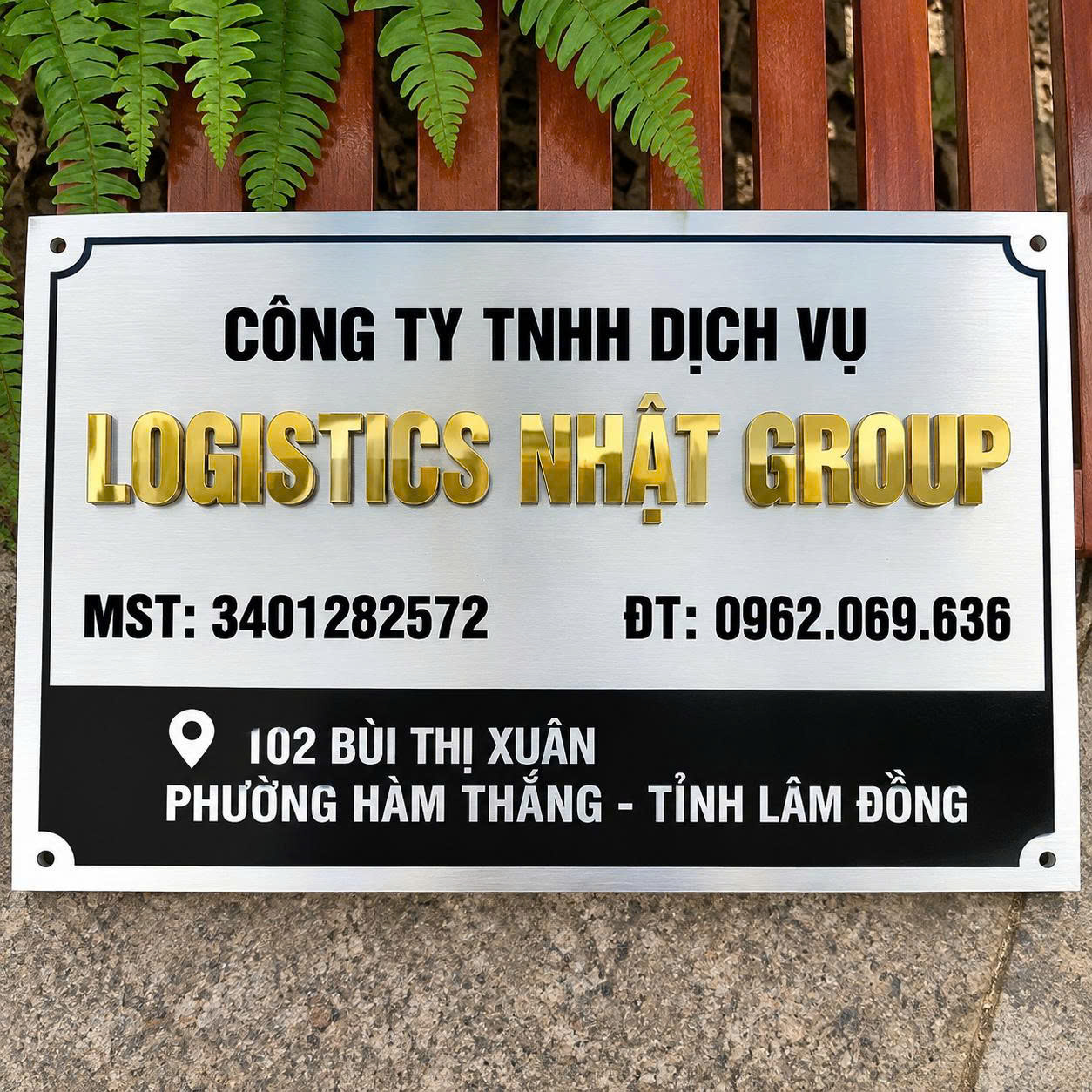 Bảng hiệu công ty chữ nổi – Điểm nhấn chuyên nghiệp cho doanh nghiệp Bảng hiệu công ty không đơn thuần là một tấm biển dùng để hiển thị tên doanh nghiệp. Đây còn là một phần quan trọng trong hệ thống nhận diện thương hiệu, giúp khách hàng, đối tác dễ dàng nhận biết doanh nghiệp và tạo ấn tượng ngay từ lần đầu tiên. Trong số nhiều kiểu bảng hiệu hiện nay, bảng hiệu công ty chữ nổi được nhiều doanh nghiệp lựa chọn nhờ thiết kế hiện đại, sang trọng và có khả năng tạo chiều sâu cho mặt tiền. Thay vì in trực tiếp tên công ty lên một bề mặt phẳng, chữ nổi được gia công riêng và gắn trên nền bảng hiệu. Cách thiết kế này tạo hiệu ứng 3D, giúp tên doanh nghiệp nổi bật hơn và mang đến cảm giác chuyên nghiệp. Bảng hiệu chữ nổi có thể được ứng dụng cho nhiều loại công trình như văn phòng công ty, trụ sở doanh nghiệp, showroom, cửa hàng, nhà máy, tòa nhà, phòng giao dịch, công ty bất động sản, công ty xây dựng, công ty công nghệ và nhiều lĩnh vực kinh doanh khác. [CHÈN ẢNH 1 – Ảnh tổng thể bảng hiệu công ty chữ nổi đẹp] Tên file ảnh: bang-hieu-cong-ty-chu-noi-dep.jpg Alt ảnh: Bảng hiệu công ty chữ nổi đẹp và chuyên nghiệp tại TPHCM Bảng hiệu công ty chữ nổi là gì? Bảng hiệu công ty chữ nổi là loại bảng hiệu sử dụng các chữ cái, logo hoặc ký hiệu được gia công nổi trên nền bảng. Phần chữ có thể làm bằng inox, mica, alu hoặc kết hợp nhiều vật liệu khác nhau tùy theo yêu cầu thiết kế. Điểm đặc trưng của loại bảng hiệu này là phần chữ có độ dày và chiều sâu nhất định. Khi ánh sáng chiếu vào, chữ tạo ra hiệu ứng bóng và nổi bật hơn so với chữ in thông thường. Một mẫu bảng hiệu công ty đẹp thường bao gồm: Tên đầy đủ của công ty. Logo thương hiệu. Slogan nếu cần. Thông tin liên hệ hoặc lĩnh vực hoạt động. Màu sắc nhận diện thương hiệu. Chất liệu nền và chữ phù hợp. Tất cả các thành phần được bố trí cân đối để tạo nên một bảng hiệu vừa dễ nhìn, vừa thể hiện được hình ảnh chuyên nghiệp của doanh nghiệp. Vì sao doanh nghiệp nên chọn bảng hiệu chữ nổi? Tăng tính chuyên nghiệp cho doanh nghiệp Bảng hiệu là một trong những yếu tố đầu tiên khách hàng nhìn thấy khi đến văn phòng hoặc trụ sở công ty. Một mẫu bảng hiệu công ty chữ nổi được thiết kế đẹp sẽ tạo cảm giác doanh nghiệp chuyên nghiệp, chỉn chu và có sự đầu tư về hình ảnh. Đặc biệt với các công ty thường xuyên tiếp khách hàng, đối tác hoặc làm việc trực tiếp tại văn phòng, một bảng hiệu đẹp sẽ góp phần tạo ấn tượng tốt ngay từ bên ngoài. Tạo điểm nhấn cho mặt tiền So với bảng hiệu in phẳng, chữ nổi có khả năng tạo chiều sâu và hiệu ứng thị giác tốt hơn. Phần tên công ty và logo được làm nổi giúp bảng hiệu dễ thu hút sự chú ý. Tùy vị trí, chữ nổi có thể kết hợp với hệ thống đèn LED để tạo hiệu ứng nổi bật vào ban đêm. Thể hiện nhận diện thương hiệu Màu sắc, kiểu chữ và logo trên bảng hiệu cần được đồng bộ với bộ nhận diện thương hiệu của doanh nghiệp. Ví dụ, doanh nghiệp sử dụng màu xanh làm màu chủ đạo có thể lựa chọn chữ mica xanh hoặc kết hợp nền tối với chữ sáng. Những thương hiệu hướng đến hình ảnh cao cấp có thể sử dụng chữ nổi inox vàng hoặc inox bạc. Độ bền cao Nếu lựa chọn vật liệu phù hợp và được gia công đúng kỹ thuật, bảng hiệu chữ nổi có thể sử dụng lâu dài trong điều kiện ngoài trời hoặc trong nhà. Đây cũng là lý do nhiều doanh nghiệp ưu tiên inox, mica và alu khi làm bảng hiệu. Các loại bảng hiệu công ty chữ nổi phổ biến 1. Bảng hiệu công ty inox chữ nổi Bảng hiệu công ty inox chữ nổi là lựa chọn phổ biến cho các doanh nghiệp muốn xây dựng hình ảnh sang trọng và chuyên nghiệp. Inox có thể gia công thành nhiều màu sắc và kiểu bề mặt như: Inox vàng gương. Inox vàng xước. Inox bạc gương. Inox bạc xước. Inox màu theo yêu cầu. Chữ inox nổi thường được sử dụng kết hợp với nền alu, kính, đá hoặc tường để tạo sự tương phản. Đây là kiểu bảng hiệu phù hợp với văn phòng, showroom, công ty bất động sản, công ty tài chính, khách sạn và các doanh nghiệp muốn hướng đến hình ảnh cao cấp. 2. Bảng hiệu công ty mica chữ nổi Mica là vật liệu có ưu điểm về màu sắc phong phú, trọng lượng nhẹ và dễ tạo hình. Bảng hiệu công ty mica chữ nổi có thể được làm với nhiều màu khác nhau, đáp ứng tốt những bộ nhận diện thương hiệu có màu sắc đặc trưng. Mica cũng thường được kết hợp với đèn LED để tạo hiệu ứng phát sáng cho chữ vào ban đêm. [CHÈN ẢNH 2 – Ảnh cận cảnh chữ inox/mica nổi] Tên file ảnh: bang-hieu-cong-ty-inox-mica-chu-noi.jpg Alt ảnh: Bảng hiệu công ty inox mica chữ nổi sang trọng Bảng hiệu công ty chữ nổi kết hợp đèn LED Một trong những xu hướng được nhiều doanh nghiệp lựa chọn hiện nay là bảng hiệu chữ nổi kết hợp đèn LED. Hệ thống LED có thể được bố trí phía trước chữ, phía sau chữ hoặc bên trong chữ tùy theo hiệu ứng mong muốn. Chẳng hạn, chữ inox có thể kết hợp LED hắt sáng phía sau để tạo hiệu ứng ánh sáng nhẹ quanh chân chữ. Kiểu thiết kế này đặc biệt đẹp vào buổi tối và phù hợp với các văn phòng nằm trên tuyến đường đông người. Đối với chữ mica, LED có thể được bố trí bên trong để tạo hiệu ứng chữ phát sáng trực tiếp. Việc sử dụng ánh sáng hợp lý không chỉ giúp bảng hiệu dễ nhìn hơn mà còn tạo điểm nhấn cho mặt tiền doanh nghiệp. Những mẫu bảng hiệu công ty đẹp được ưa chuộng Bảng hiệu công ty nền alu chữ nổi Nền alu kết hợp chữ nổi là một lựa chọn phổ biến nhờ thiết kế hiện đại và khả năng phối màu linh hoạt. Nền bảng có thể sử dụng màu trắng, đen, xám, xanh hoặc màu thương hiệu. Trên nền đó, tên công ty và logo được gia công nổi để tạo điểm nhấn. Bảng hiệu chữ nổi trên nền kính Đối với các văn phòng trong tòa nhà hoặc mặt tiền sử dụng kính, chữ nổi có thể được gắn trực tiếp lên kính. Kiểu bảng hiệu này mang phong cách tối giản, hiện đại và đặc biệt phù hợp với văn phòng công ty công nghệ, tài chính, bất động sản, kiến trúc và các doanh nghiệp dịch vụ. Bảng hiệu công ty chữ nổi cao cấp Nếu doanh nghiệp muốn tạo hình ảnh sang trọng, có thể sử dụng inox vàng, inox bạc hoặc chữ nổi kết hợp nhiều lớp. Logo và tên doanh nghiệp được gia công riêng, tạo chiều sâu và giúp thương hiệu nổi bật hơn trên mặt tiền. [CHÈN ẢNH 3 – Ảnh bảng hiệu công ty chữ nổi trên nền alu/kính] Tên file ảnh: mau-bang-hieu-cong-ty-chu-noi-cao-cap.jpg Alt ảnh: Mẫu bảng hiệu công ty chữ nổi cao cấp trên nền alu và kính Làm bảng hiệu công ty cần chú ý những gì? Để có một mẫu bảng hiệu đẹp, doanh nghiệp không nên chỉ quan tâm đến chất liệu mà cần chú ý tổng thể thiết kế. Kích thước bảng hiệu Kích thước phải phù hợp với mặt tiền và vị trí lắp đặt. Bảng quá nhỏ sẽ khó tạo sự chú ý, trong khi bảng quá lớn có thể khiến mặt tiền trở nên nặng nề. Kiểu chữ Tên công ty nên sử dụng kiểu chữ rõ ràng, dễ đọc. Không nên sử dụng quá nhiều kiểu font trong cùng một bảng hiệu vì dễ gây rối mắt. Màu sắc Màu bảng hiệu nên đồng bộ với màu nhận diện thương hiệu. Đồng thời cần đảm bảo độ tương phản giữa chữ và nền để tên công ty dễ nhìn. Chất liệu Tùy ngân sách, vị trí lắp đặt và phong cách thương hiệu, doanh nghiệp có thể lựa chọn inox, mica, alu hoặc kết hợp nhiều loại vật liệu. Hệ thống ánh sáng Nếu bảng hiệu đặt ngoài trời hoặc cần sử dụng vào ban đêm, hệ thống đèn cần được tính toán ngay từ bước thiết kế để đảm bảo hiệu quả chiếu sáng và tính thẩm mỹ. Quy trình làm bảng hiệu công ty chữ nổi Một quy trình chuyên nghiệp thường bắt đầu từ việc tiếp nhận thông tin doanh nghiệp và nhu cầu của khách hàng. Đầu tiên, đơn vị thi công sẽ khảo sát vị trí lắp đặt hoặc tiếp nhận kích thước có sẵn. Sau đó tư vấn chất liệu, màu sắc, kiểu chữ và phương án thiết kế. Tiếp theo, mẫu thiết kế được dựng dựa trên logo và bộ nhận diện thương hiệu của doanh nghiệp. Khách hàng có thể xem trước thiết kế để thống nhất phương án. Sau khi duyệt mẫu, phần nền và chữ nổi được gia công. Các chi tiết được cắt, uốn, xử lý bề mặt và lắp ráp theo thiết kế. Cuối cùng, bảng hiệu được kiểm tra và tiến hành lắp đặt tại công trình. [CHÈN ẢNH 4 – Ảnh quá trình gia công bảng hiệu] Tên file ảnh: gia-cong-bang-hieu-cong-ty-chu-noi.jpg Alt ảnh: Quá trình gia công bảng hiệu công ty chữ nổi Cửa Hàng Biển Hiệu – BIENHIEU.NET nhận làm bảng hiệu công ty theo yêu cầu Nếu doanh nghiệp đang tìm kiếm đơn vị làm bảng hiệu công ty tại TPHCM, Cửa Hàng Biển Hiệu – BIENHIEU.NET cung cấp giải pháp thiết kế và gia công bảng hiệu theo yêu cầu. Tùy theo ngành nghề, phong cách thương hiệu và vị trí lắp đặt, khách hàng có thể được tư vấn phương án phù hợp về chất liệu, kích thước, màu sắc và kiểu chữ. Từ bảng hiệu văn phòng đơn giản đến các mẫu bảng hiệu công ty cao cấp sử dụng chữ inox nổi, mica nổi, nền alu hoặc đèn LED, sản phẩm có thể được thiết kế riêng theo nhu cầu thực tế. Điểm quan trọng khi làm bảng hiệu công ty là không chỉ tạo ra một tấm biển đẹp mà còn phải đảm bảo bảng hiệu thể hiện đúng hình ảnh và nhận diện của doanh nghiệp. Một bảng hiệu được thiết kế tốt sẽ giúp tên công ty dễ nhận biết, tạo thiện cảm với khách hàng và góp phần nâng cao hình ảnh thương hiệu. Bảng hiệu công ty chữ nổi – Đầu tư nhỏ, giá trị thương hiệu lớn Đối với một doanh nghiệp, bảng hiệu là một khoản đầu tư tương đối nhỏ nhưng có thể mang lại giá trị sử dụng lâu dài. Một mẫu bảng hiệu công ty chữ nổi đẹp vừa giúp khách hàng dễ dàng tìm đến doanh nghiệp, vừa tạo dấu ấn thương hiệu ngay tại mặt tiền. Đặc biệt, khi kết hợp đúng chất liệu, màu sắc, kiểu chữ và hệ thống ánh sáng, bảng hiệu có thể trở thành một phần nổi bật của kiến trúc văn phòng. Nếu bạn đang chuẩn bị mở công ty, chuyển văn phòng, nâng cấp mặt tiền hoặc muốn thay mới bảng hiệu hiện tại, hãy lựa chọn phương án thiết kế phù hợp với định hướng thương hiệu ngay từ đầu. [CHÈN ẢNH 5 – Ảnh bảng hiệu hoàn thiện thực tế tại công trình] Tên file ảnh: bang-hieu-cong-ty-chu-noi-hoan-thien.jpg Alt ảnh: Bảng hiệu công ty chữ nổi hoàn thiện thực tế tại TPHCM Liên hệ làm bảng hiệu công ty chữ nổi tại TPHCM CỬA HÀNG BIỂN HIỆU – BIENHIEU.NET 📍 Địa chỉ: 119 Tam Bình, Phường Tam Bình, Thành phố Hồ Chí Minh 📞 Hotline: 0903 787 767 💬 Zalo: 0903 787 767 🌐 Website: bienhieu.net Bảng hiệu công ty chữ nổi với thiết kế sang trọng, chữ vàng nổi bật trên nền bạc, thông tin trình bày rõ ràng và chuyên nghiệp