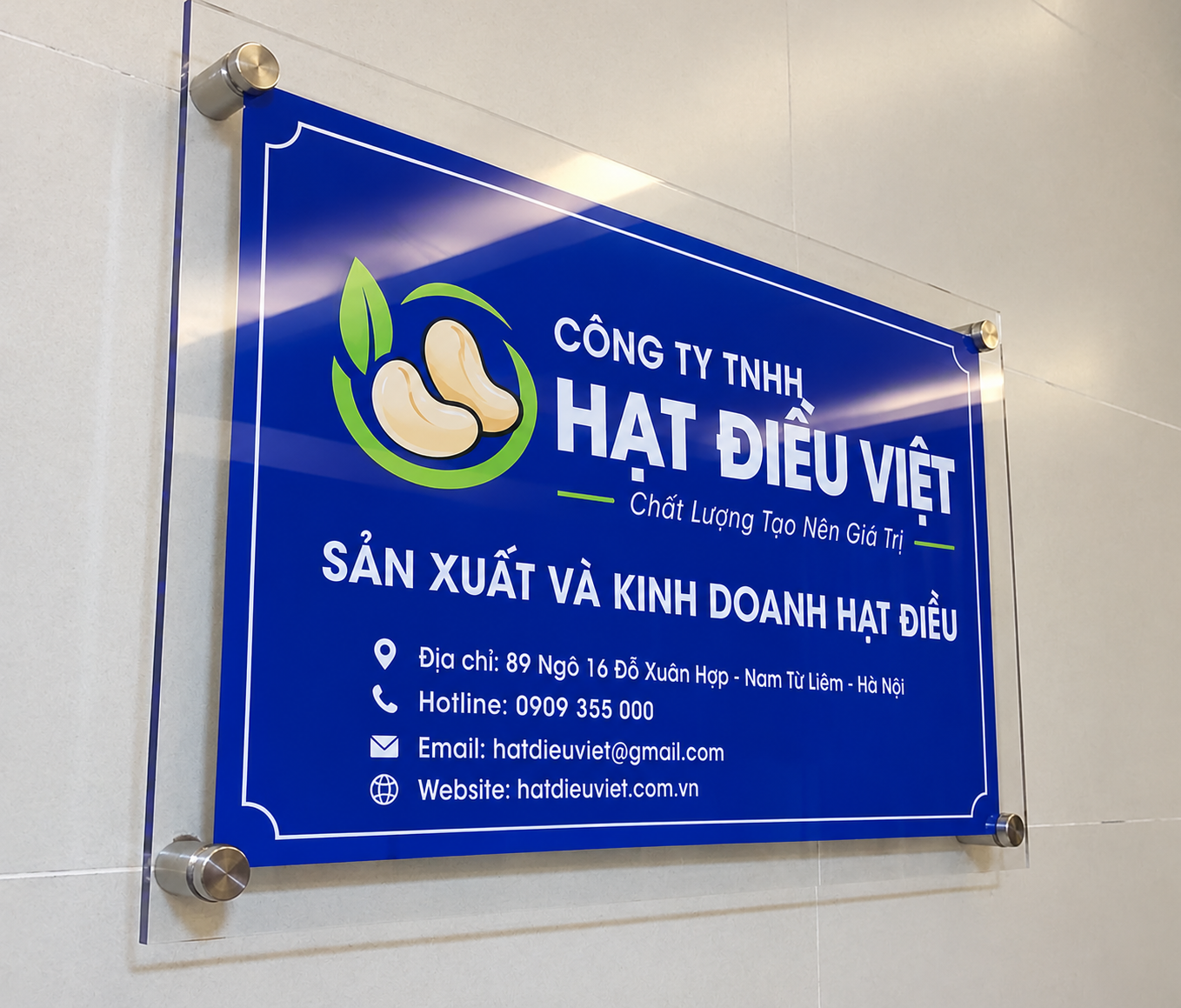 Bảng hiệu công ty gắn tường mica thiết kế sang trọng, sắc nét, tạo điểm nhấn chuyên nghiệp cho mặt tiền doanh nghiệp.