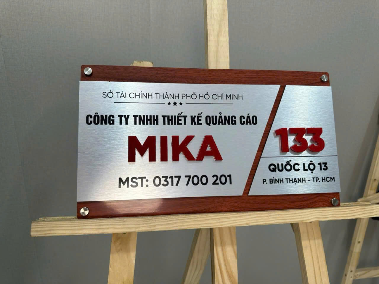 Bảng công ty chữ nổi thiết kế hiện đại, nổi bật với kiểu chữ sang trọng, bố cục rõ ràng và tạo ấn tượng chuyên nghiệp