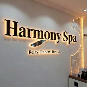 Mẫu bảng hiệu spa chữ nổi kết hợp đèn hắt sáng, thiết kế tinh tế và nổi bật, tạo cảm giác sang trọng, ấm áp cho không gian spa.