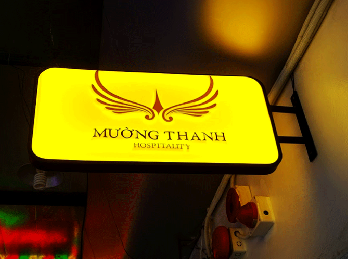 Hộp đèn hút nổi thường có vẻ ngoài nổi bật hơn hộp phẳng truyền thống.