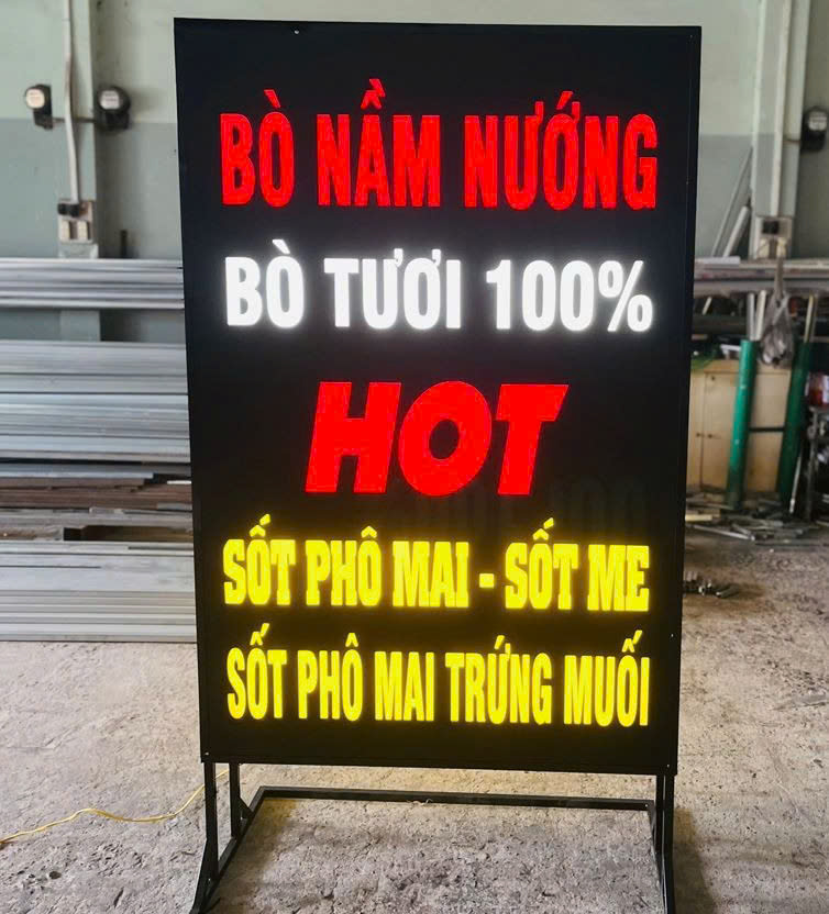 Bảng hiệu LED đứng với nền đen nổi bật, chữ đỏ – trắng – vàng phát sáng rõ nét, phù hợp quảng bá món ăn và thu hút khách hàng từ xa.